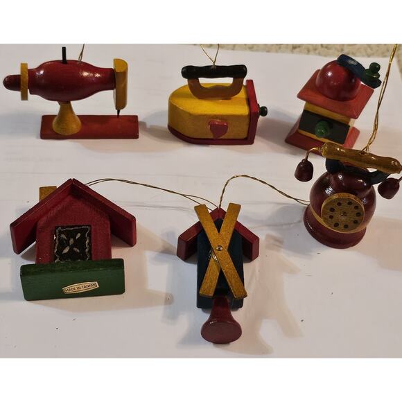 Vintage Christmas Tree Wooden Maroon And Green Toy Household Ornaments - Picture 3 of 10